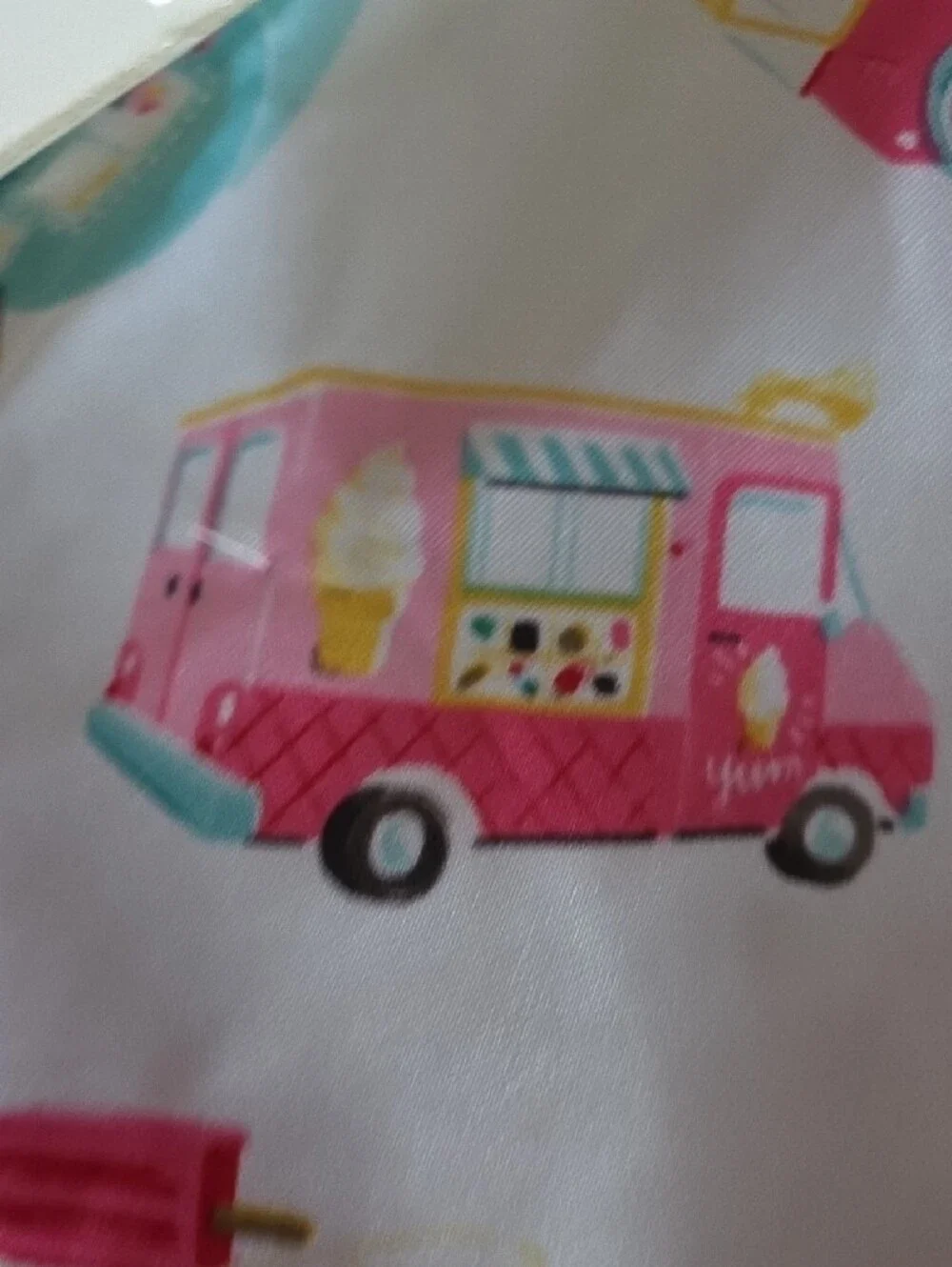 Indoor/Outdoor Tablecloth/4 Placemats with Colorful Ice Cream Truck Print